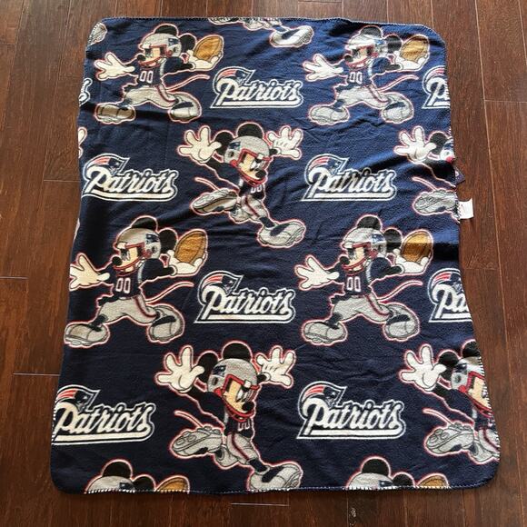 NFL New England Patriots DISNEY Mickey Mouse 50" x 38" Football Fleece Throw EUC - Picture 1 of 9